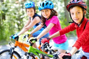 Biegowy kontra tradycyjny - jaki rowerek wybrać dla dziecka? 