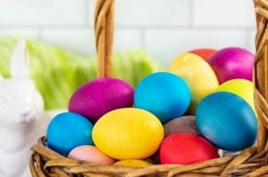 Jak naturalnie barwić jajka na Wielkanoc