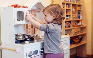 Jakie normy i standardy powinna spełniać bezpieczna zabawkowa kuchnia dla dziecka?