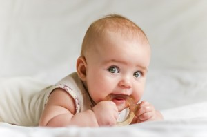 Ból przy ząbkowaniu niemowlaka - jak go załagodzić?