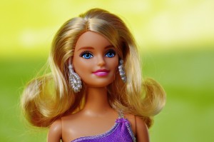 Czy warto dziecku pozwolić na zabawę lalkami Barbie?