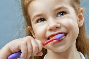 Lecznie zębów mlecznych u dzieci - czy warto je leczyć?
